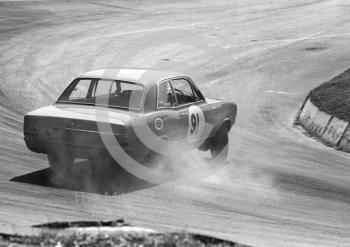 Mike Davies, Vauxhall Viva GT, Shaw's Hairpin, British Saloon Car Championship race, BRSCC Guards 4,000 Guineas International meeting, Mallory Park, 1969.
