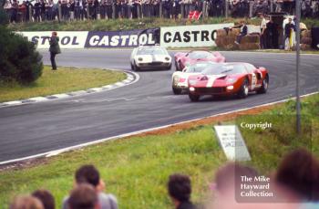 Eric Liddell/Peter Gethin, Ford GT40, followed at the back by John Miles/Jackie Oliver, Lotus 47, Brands Hatch, BOAC 500, 1967.
