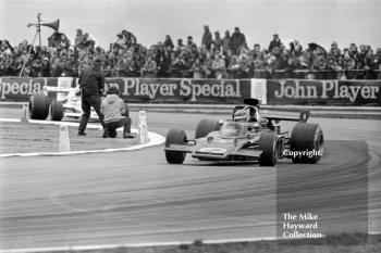 Ronnie Peterson, JPS Lotus 72E, followed by Denny Hulme, McLaren M23, Silverstone, 1973 International Trophy.
