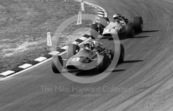 Chris Amon, Ferrari 312 V12 0007 and Denny Hulme, McLaren M7A/2 V8, Paddock Bend, Race of Champions, Brands Hatch, 1968
