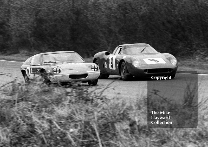 Jackie Oliver/John Miles, Gold Leaf Team Lotus 47 and the Ferrari 250LM of Pedro Rodriguez/Roy Pierpoint, 1968 BOAC 500, Brands Hatch
