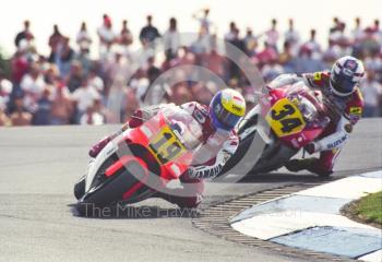 John Kocinski (19), Marlboro Team Roberts/Yamaha, and Kevin Schwantz (34), Team Lucky Strike Suzuki, Donington Park, British Grand Prix 1991.