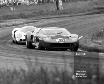 Paul Hawkins, Ford GT40, and Denny Hulme, Lola T70, Oulton Park, Tourist Trophy 1968.
