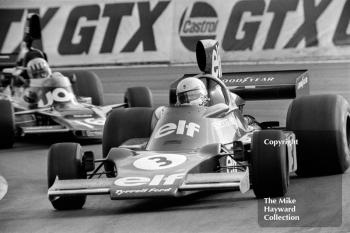 Jody Scheckter, Tyrrell 007, followed by Tom Pryce, Shadow DN5, 1975 Race Of Champions, Brands Hatch.
